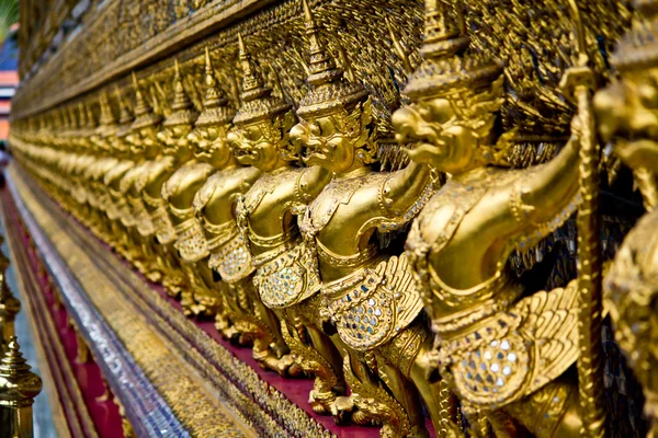Golden garuda i grand palace bangkok thailand — Stockfoto