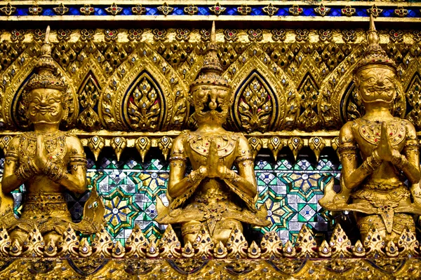Garuda d'oro nel grande palazzo Bangkok Thailandia — Foto Stock