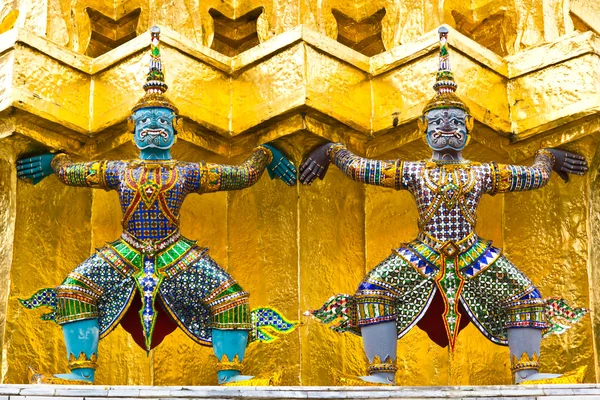 Jätte stå runt pagod i thailand — Stockfoto