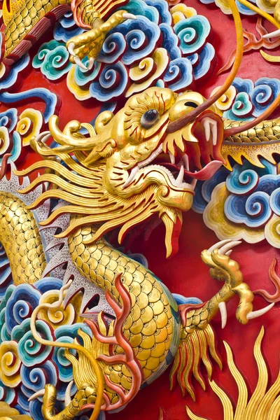 Estatua de dragón de oro en templo chino en la provincia de Chonburi Thai —  Fotos de Stock