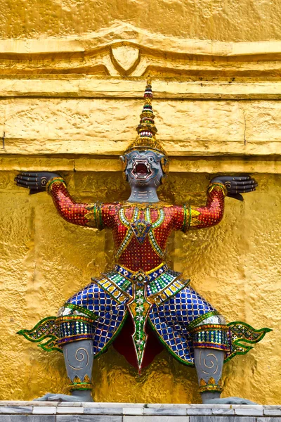 Obří stojan kolem pagoda z Thajska — Stock fotografie