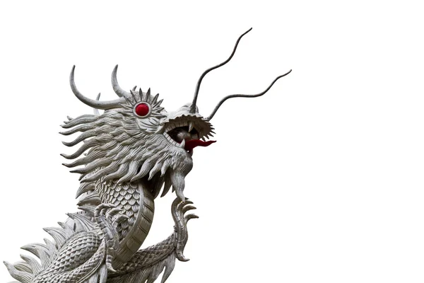 Срібна статуя голови дракона на білому тлі — стокове фото