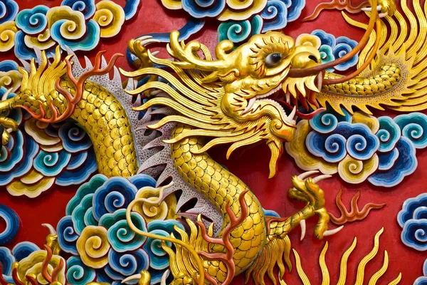 Статуя Золотого дракона в китайском храме в провинции Чонбури Стоковое Изображение