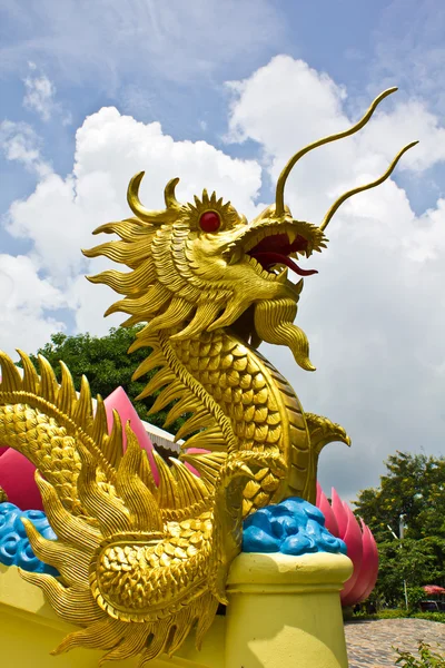 Estatua de dragón dorado — Foto de Stock