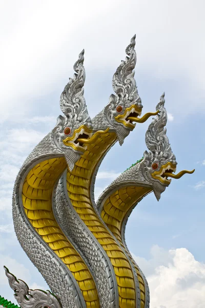 Três cabeça naga no templo tailandês — Fotografia de Stock