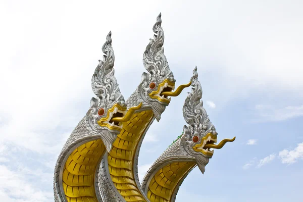 Tre naga huvud i thailändska tempel — Stockfoto