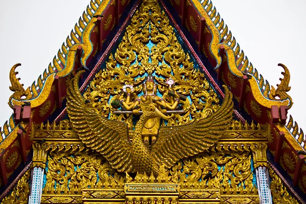 Die langgestreckte und aufwendig geschnitzte Spitze des Giebels eines Buddhas — Stockfoto