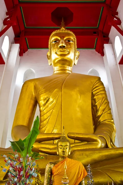 Duży obraz Buddy w Tajlandii świątyni — Zdjęcie stockowe