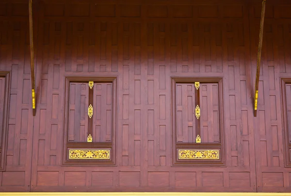 Fenêtre de style traditionnel thaïlandais dans le temple Thaïlande — Photo