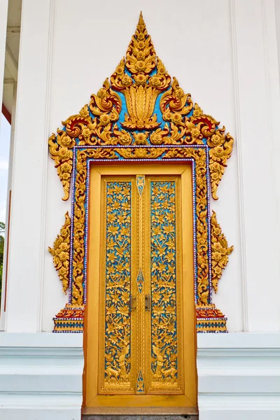 Традиционный тайский стиль двери в храме Таиланда — стоковое фото