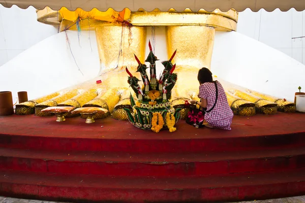 Vor großem stehenden Buddha-Fuß — Stockfoto