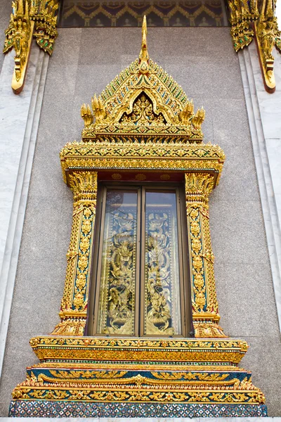 Fenêtre traditionnelle de style thaï dans le temple — Photo