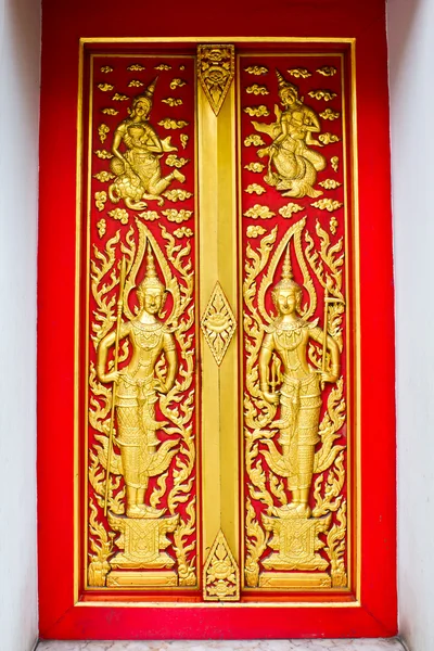 Дверь буддийской церкви в традиционном тайском стиле — стоковое фото