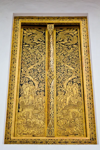 Pittura tradizionale in stile thailandese su finestra nel tempio — Foto Stock