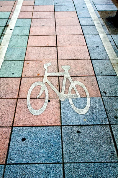Jest to znak droga rowerowa w chodnik — Zdjęcie stockowe