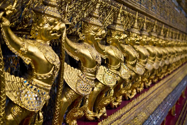 Goldener garuda im großen palast, bangkok — Stockfoto