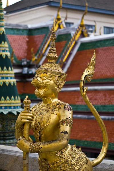Goldene Statue, eine Art mythologischer Soldat, Wahrzeichen von Bangk — Stockfoto
