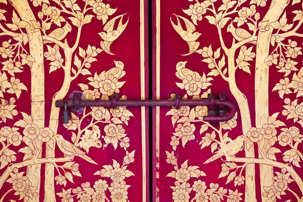 Dřevěné dveřní zámek na červeném pozadí — Stock fotografie