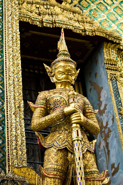 Gigante stand em torno de pagode da Tailândia — Fotografia de Stock