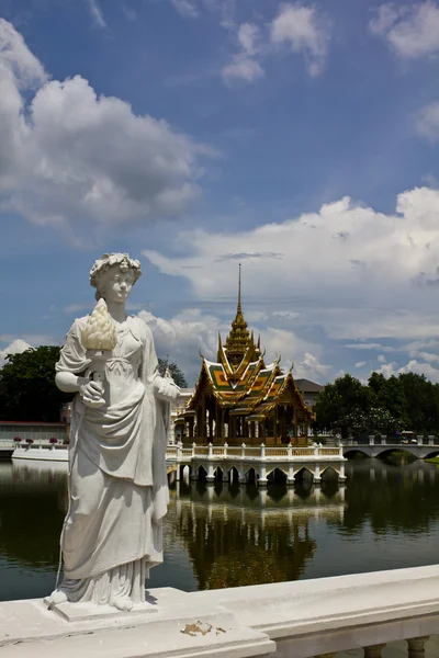 Staty på bang pa-in palace ayutthaya thailand — Stockfoto