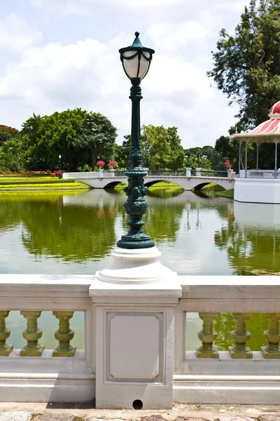 Oude stijl lantaarnpaal rond tuin in bang pa in paleis ayutthaya — Stockfoto