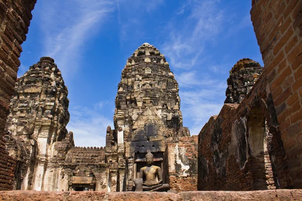Phra prang sam yod pagode in lopburi in thailand — Stockfoto