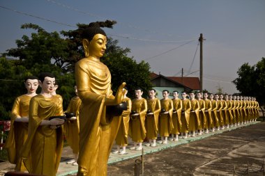 heykeli buddha ve müritleri olan sadaka Tapınağı myanmar içinde yuvarlak