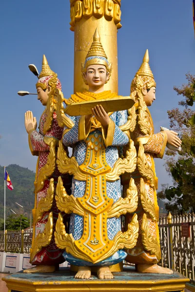 Statue Deva en style myanmar moulant l'art dans le temple — Photo