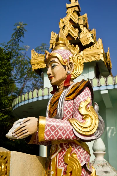 Deva standbeeld in myanmar stijl molding kunst — Stockfoto