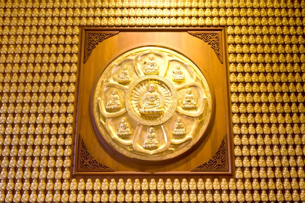 Million de statue de Bouddha d'or dans le temple chinois Thaïlande — Photo