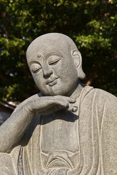 Nära upp skott av leende buddha ansikte — Stockfoto