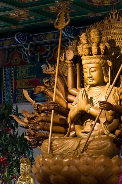 Tausend Hände des Gottesbildes aus Holz schnitzen chinesische Kunst in — Stockfoto