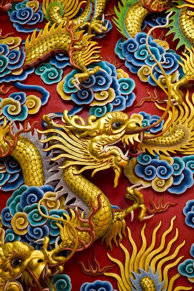Statue de dragon d'or dans le temple chinois dans la province de Chonburi Thaï — Photo