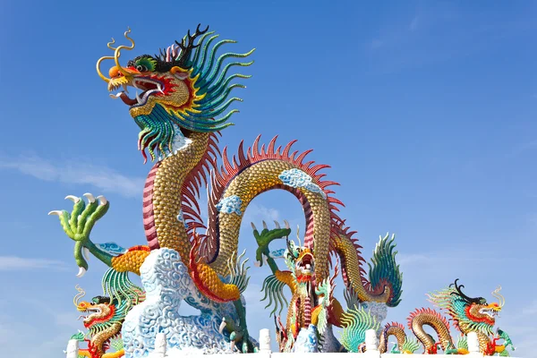 Barevný drak socha s modrou oblohou — Stockfoto