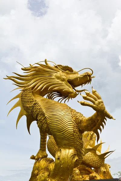 Färgglada golden dragon staty — Stockfoto