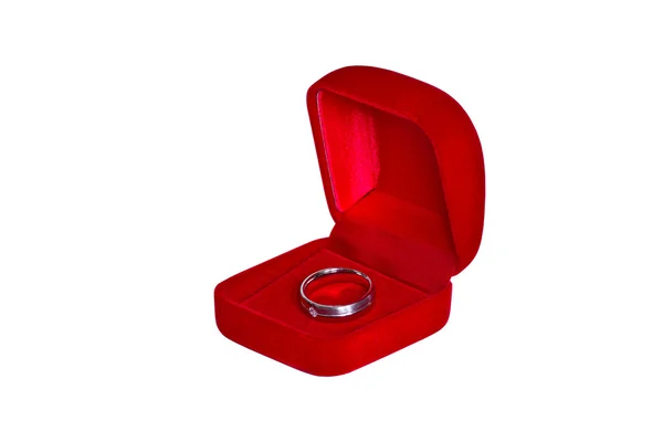 Beyaz arka plan üzerinde izole açık kırmızı kadife kutu ring — Stok fotoğraf