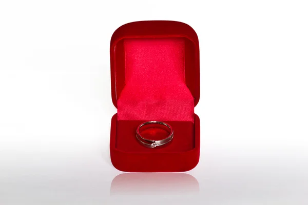 Anillo en caja de terciopelo roja abierta aislada sobre fondo blanco —  Fotos de Stock