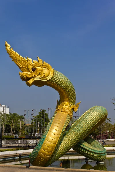 Thailändischer Drache Oder König Der Naga Statue Der Thommasart University — Stockfoto