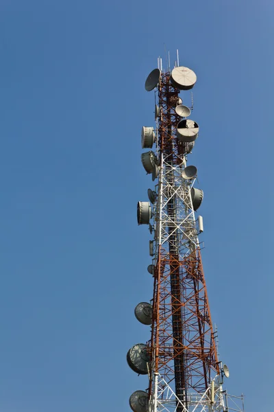 Kommunikation torn och blå himmel — Stockfoto