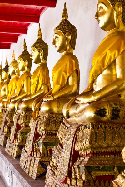 Goldene sitzende Buddha-Statuen — Stockfoto