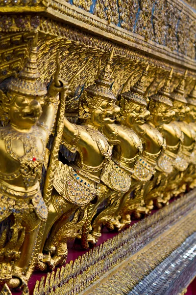 Gouden garuda in grand palace, thailand — Stockfoto