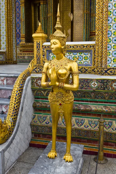 Kinaree, en mytologi figur, tittar i grand tempel — Stockfoto