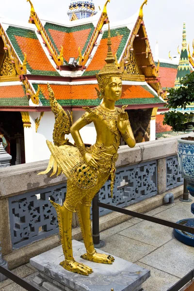 Kinaree, una figura mitológica, está observando el templo en el Grand —  Fotos de Stock
