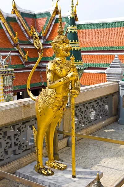 Kinaree, een mythologie figuur, is kijken naar de tempel in het grand — Stockfoto