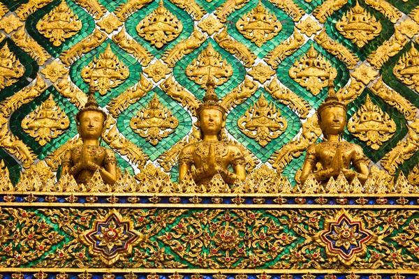 Ángulo tradicional tailandés en el templo de Wat Phra Kaew, Bangkok Tailandia — Foto de Stock
