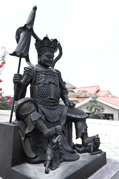 Statue assise du dieu chinois dans le temple chinois — Photo