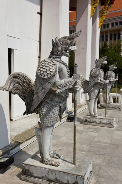 Einheimische thailändische Art des halben Winkels halb Vogel-Skulptur — Stockfoto