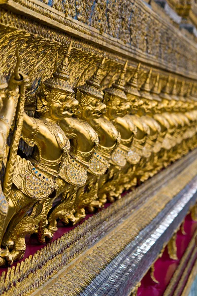 グランドでゴールデン ガルーダ宮殿タイ — ストック写真