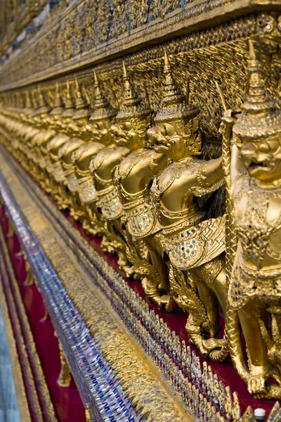 Garuda de Oro en el Gran Palacio Tailandia —  Fotos de Stock