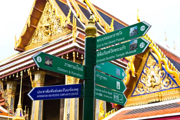 Turist VÄGSTOLPE i templet wat phra kaeo thailand — Stockfoto